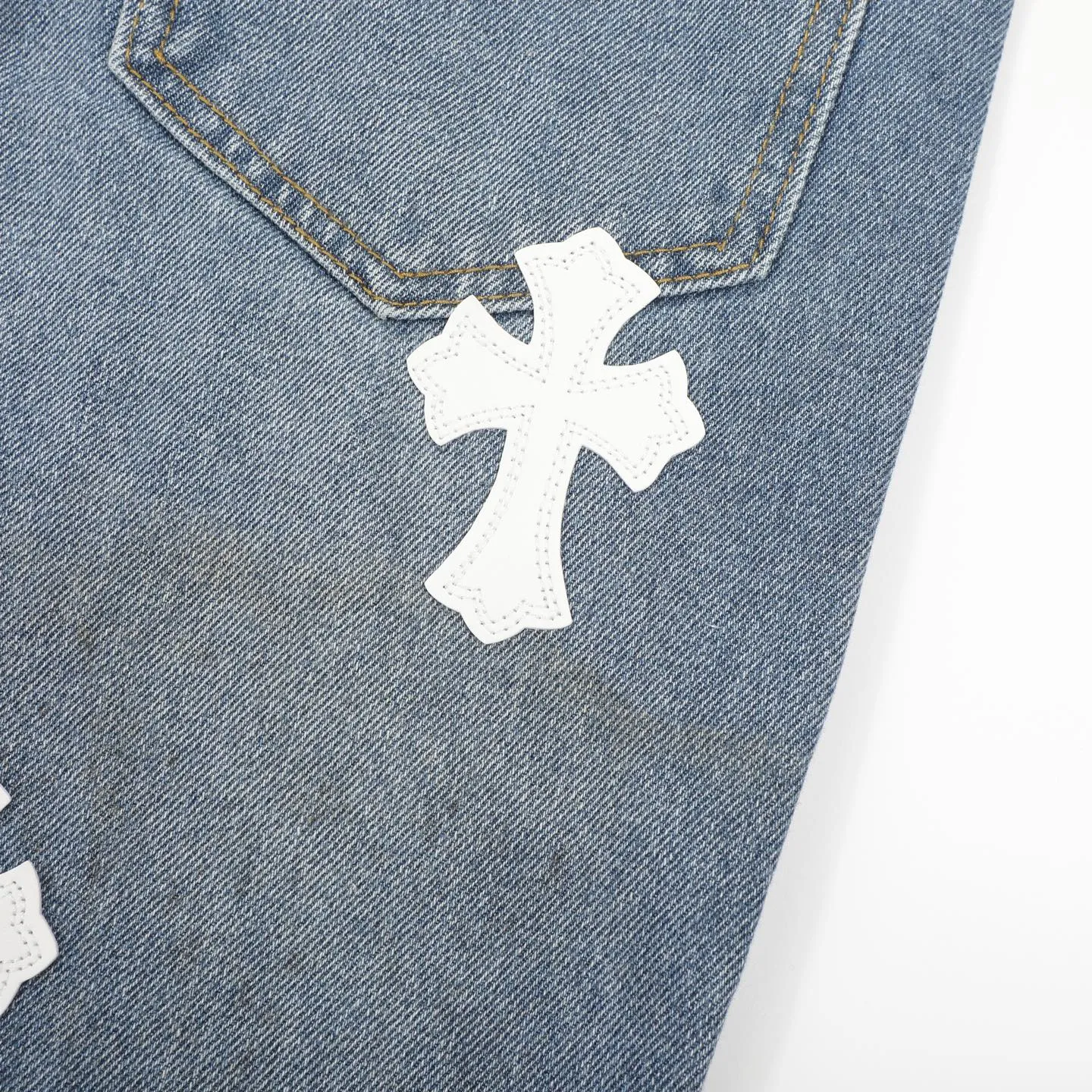 P230 Chrome Hearts CH/Chrome Hearts classic blue and white cross-patterned leather jeans. Original purchase and patterning. Really restores the ultimate texture of Vintage. Special Italian cowhide print and then cut. Customized three-layer thick line leather of sheepskin. The whole body is spliced in heavy water washing process. Craftsmen hand-splash ink. You can see the details. Three-dimensional cutting version. Loose and comfortable. Not flattering on the figure. Makes you taller and slimmer. Factory Seiko. Original quality control. Same style for men and women. Can be matched with couples. Versatile recommendation. Essential jeans for all seasons Color: blue Size: 28-36 (S-XXL)